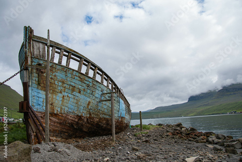 Schiffswrack am Strand von Fuglafjørður, Insel Eysturoy, Färöer Inseln photo