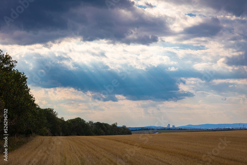 Dramatische Wolken über dem Wiener Umland in Österreich