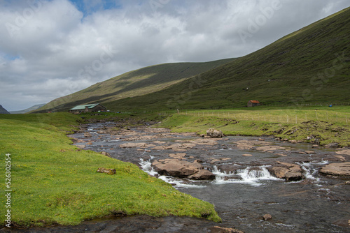 Das Tal Saksunardalur mit der hindurchfließenden Stórá, Saksun, Färöer Inseln