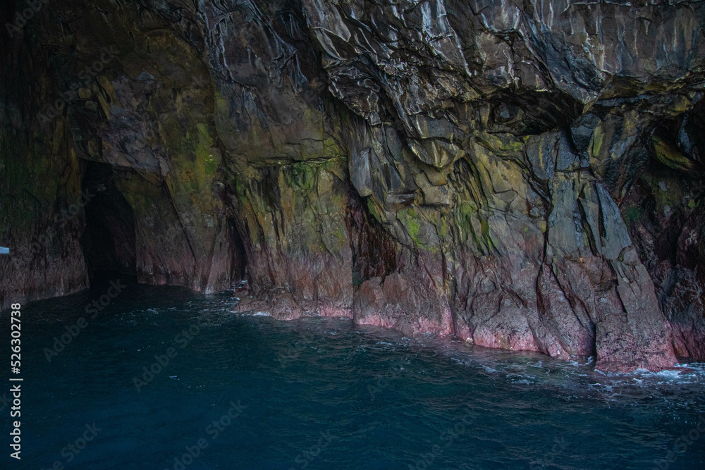Fototapeta premium Grotten und Felsen Insel Vagar, Färöer Inseln