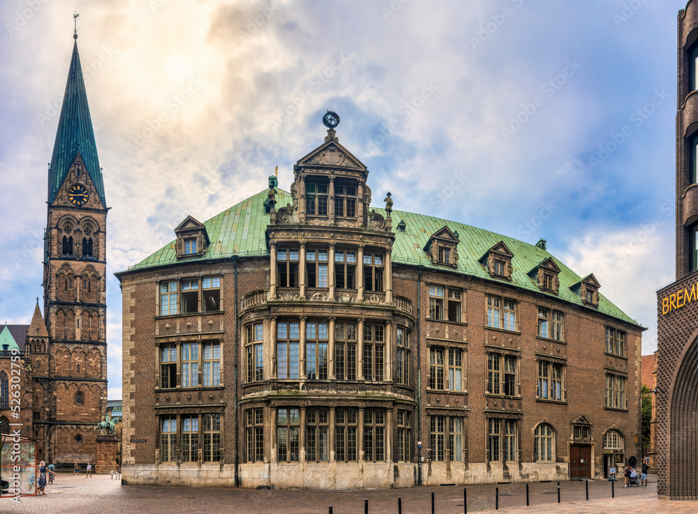 Fototapeta premium Panorama der Rückseite (Blick vom Domsplatz) vom Rathaus Bremen im August 2022