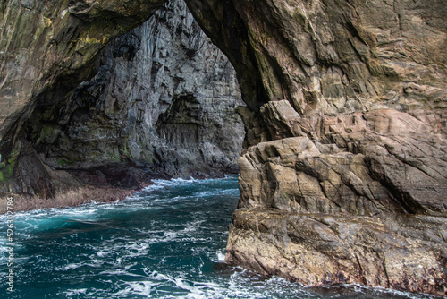 Felsentor und Felsen Insel Vagar, Färöer Inseln