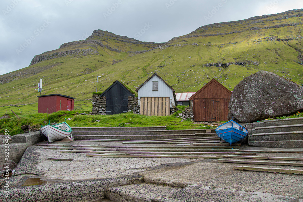 Bootstreppe, Bootsschuppen und Holzboote in Elduvík, Insel Eysturoy