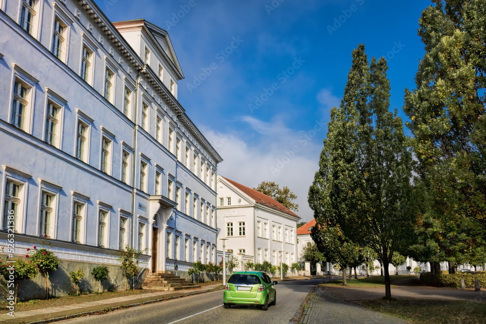 Naklejka premium putbus, deutschland - strasse am pädagogium