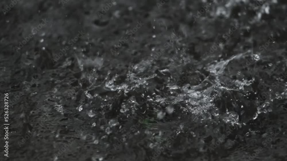 水溜りで激しく飛沫をあげる雨粒 スローモーション 水溜りで激しく飛沫をあげる雨粒 スローモーション