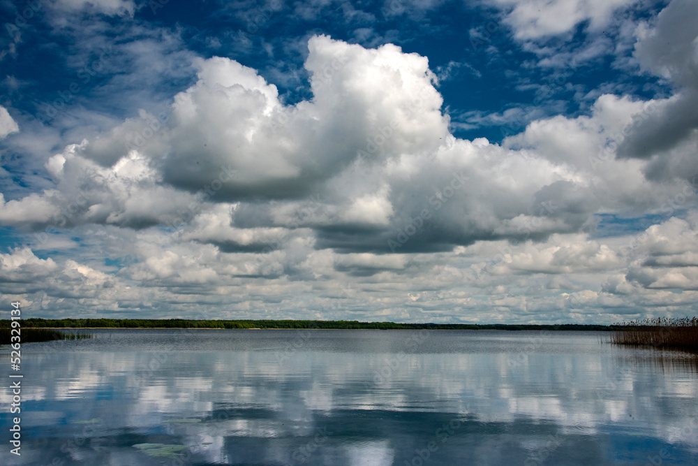 Wolken spiegeln sich in einem See