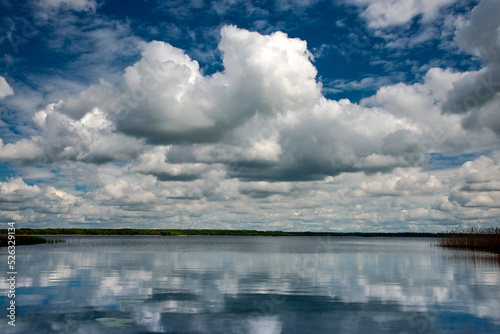 Fototapeta Naklejka Na Ścianę i Meble -  Wolken spiegeln sich in einem See