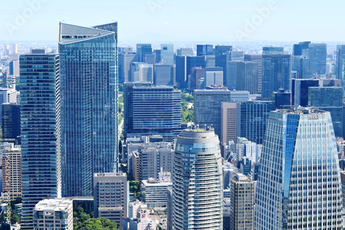 8月の朝に東京タワーから望むビジネス街