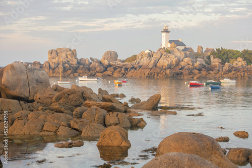 le phare de Pontusval sur la côte des légendes en région Bretagne, département du Finistère photo