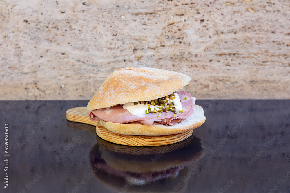 Panino, street food, food, veloce, strada, italiano, italia, tradizione, sud, puccia, mortadella