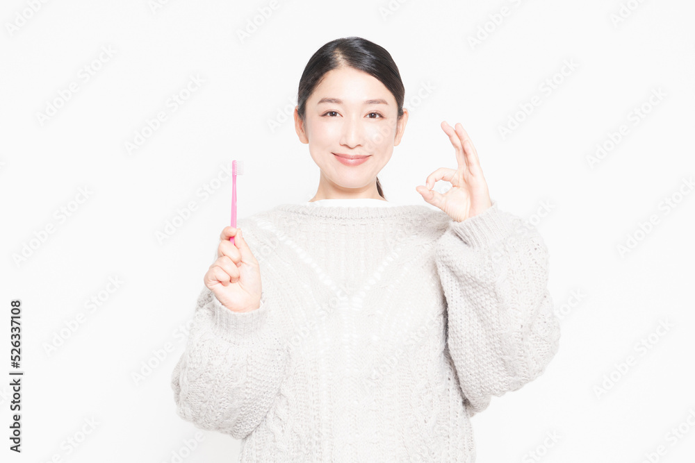 歯ブラシを持っている女性 歯ブラシを持っている女性