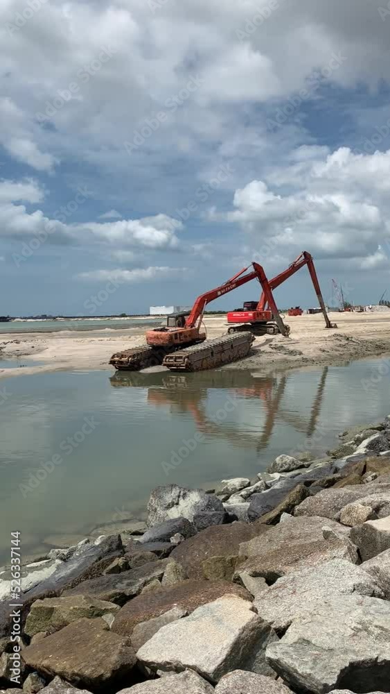 Pelleteuses sur le port de Malacca - Malaisie