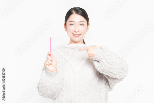 歯ブラシを持っている女性