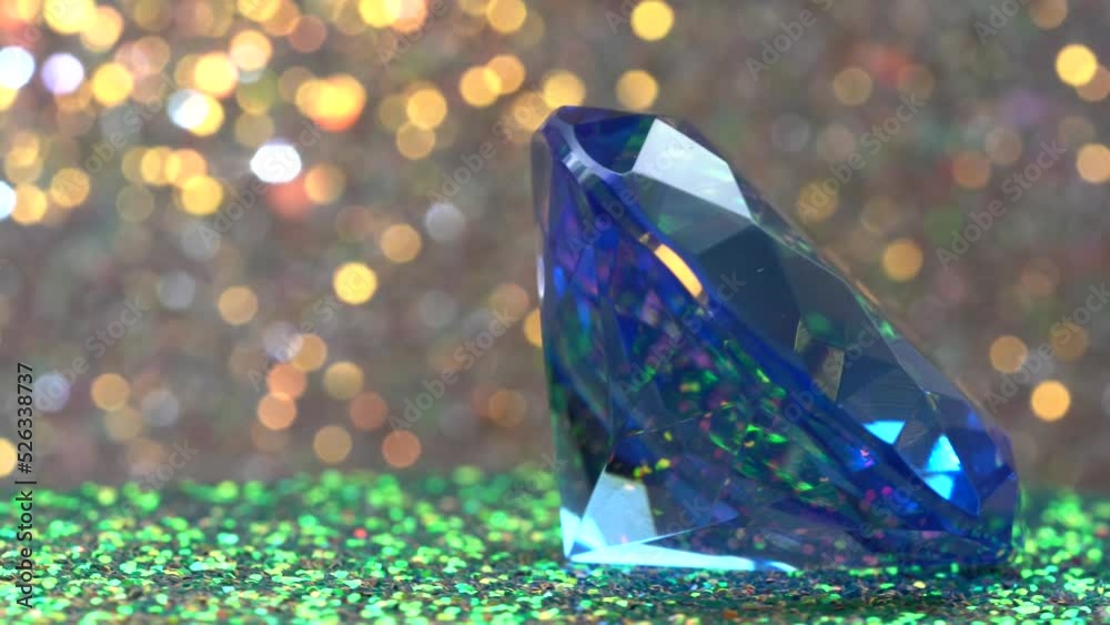 diamant rotates in front of a colored background