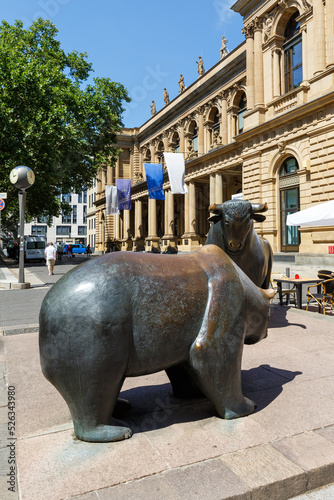 фотографія Bull and Bear at Frankfurt Stock Exchange portrait format in Germany