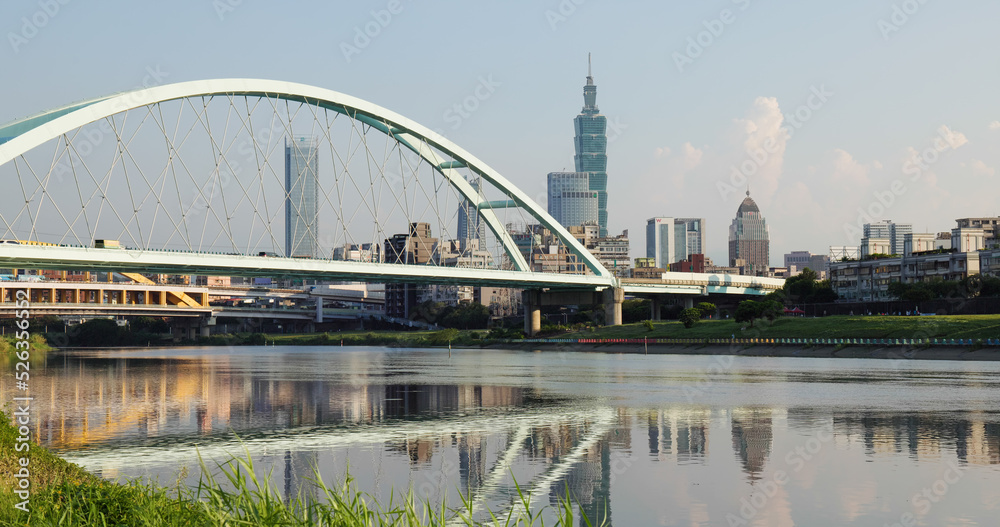 Fototapeta premium Macarthur Bridge and Keelung River in Taipei city of Taiwan