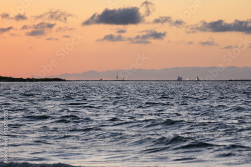 Zachód słońca nad morzem. Polska - Pomorze.