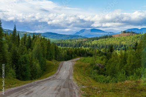 Landschaft und Schotterpiste in Schweden