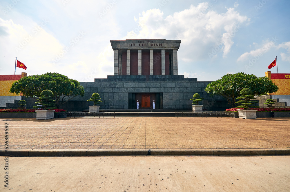 Obraz premium vietnam, hanoi, 27.09.2015 ho chi minh mausoleum in vietnam. tomb of the first president of North Vietnam, Ho Chi Minh. The architectural memorial is located on Badinh Square