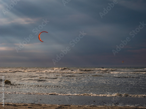 Fotografia, Obraz Kite Surfer heading towards sunrays prior to sunset