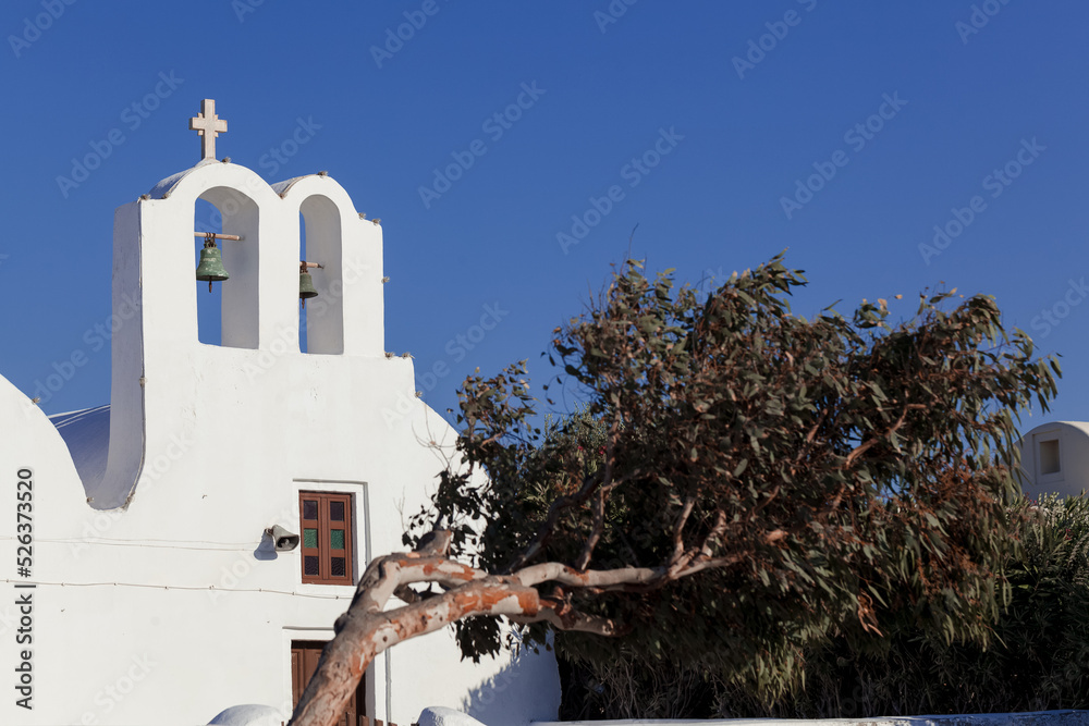 Tradycyjna architektura na greckiej wyspie Santorini. Białe budynki, dzwonnica. - obrazy, fototapety, plakaty 