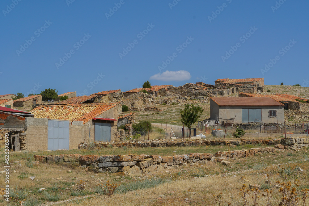 Aldea agrícola semi abandonada en tierras de Teruel, Aragón, antiguas edificaciones de piedra para ganado y útiles de campo de siega y recolección Aldea agrícola semi abandonada en tierras de Teruel, Aragón, antiguas edificaciones de piedra para ganado y útiles de campo de siega y recolección