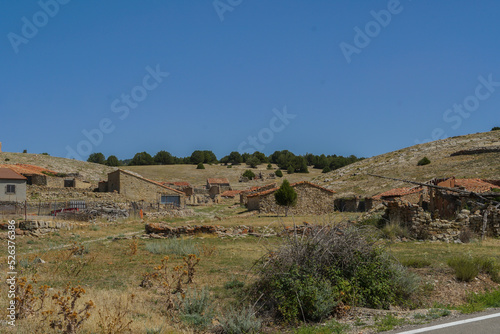Aldea agrícola semi abandonada en tierras de Teruel, Aragón, antiguas edificaciones de piedra para ganado y útiles de campo de siega y recolección