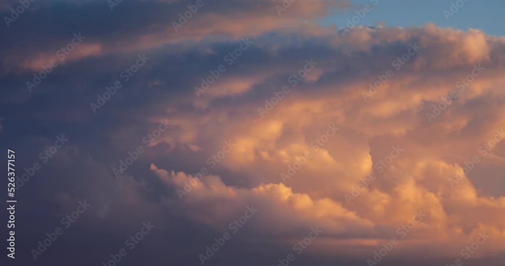 Zeitrafferaufnahme auf die Wolken. Abendwolken bei Sonnenuntergang.