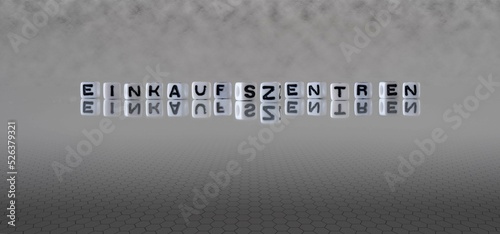 einkaufszentren Wort oder Konzept dargestellt durch schwarze und weiße Buchstabenwürfel auf einem grauen Horizonthintergrund