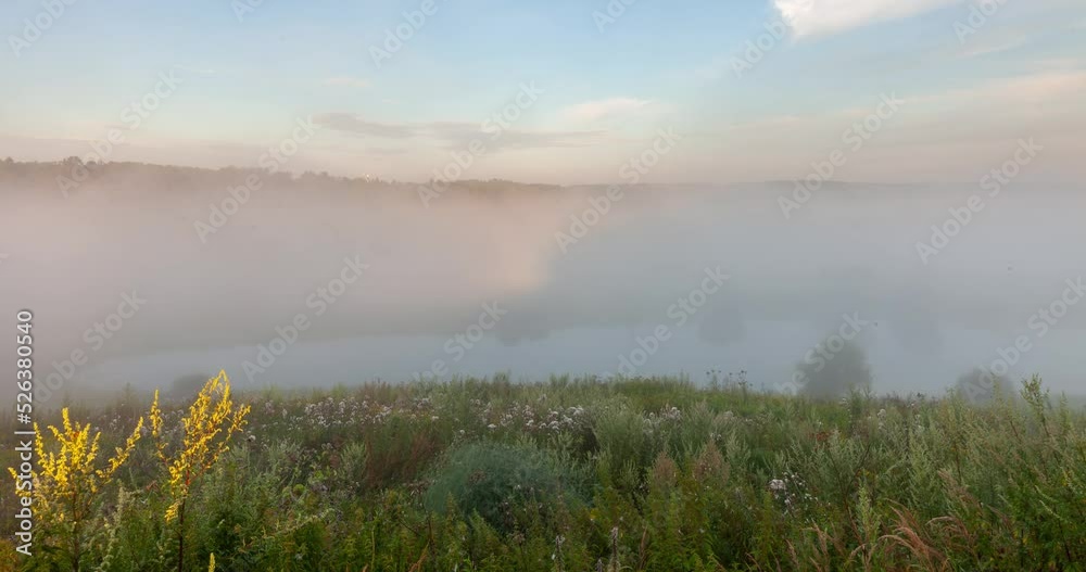 Zeitraffer Aufnahme uaf einen Fluss mit Nebel Zeitraffer Aufnahme uaf einen Fluss mit Nebel