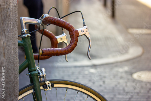 Billede på lærred Green retro bike parked on a European city street