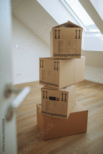 Wohnung voller Umzugskisten während eines Umzuges
