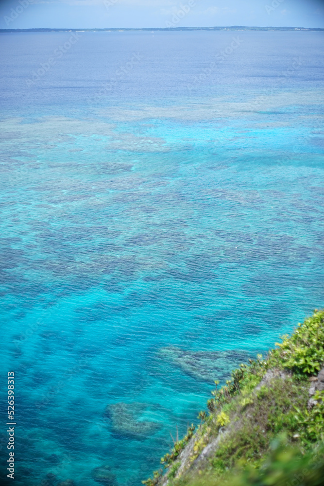 沖縄県宮古島の離島伊良部島の断崖青い海を見渡す三角点からの絶景