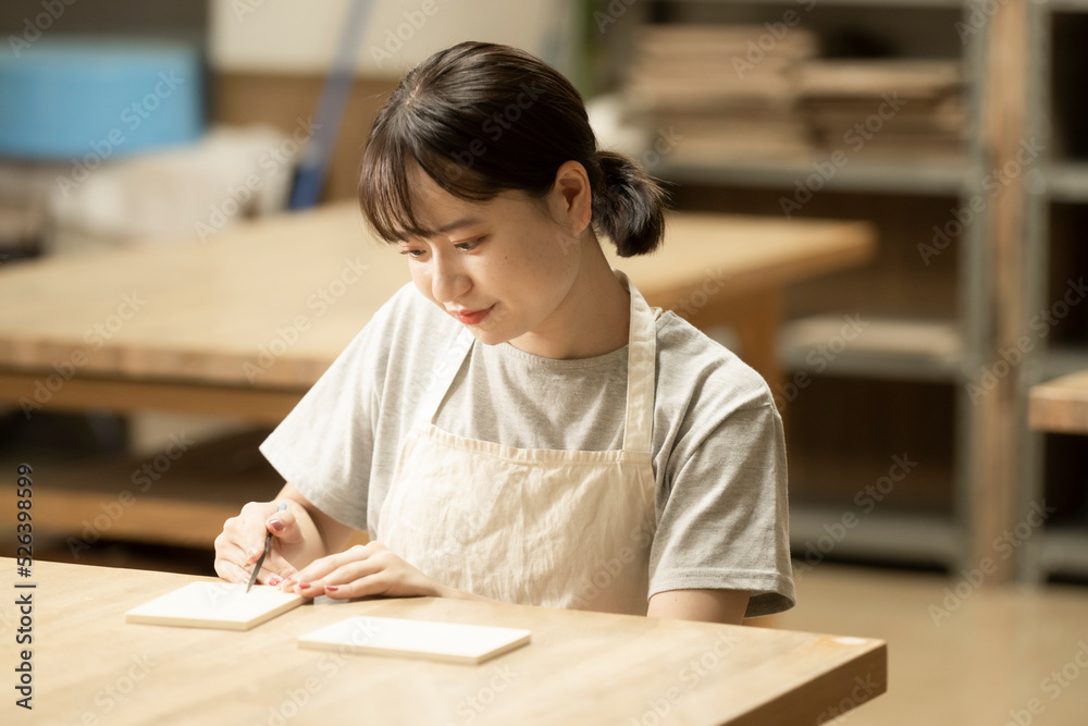 ハンドメイド クリスマスカードを手作りする女性 ハンドメイド クリスマスカードを手作りする女性