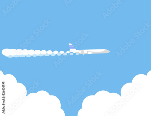 Foto Flugzeug fliegt in den Wolken und zeiht Kondensstreifen hinter sich her