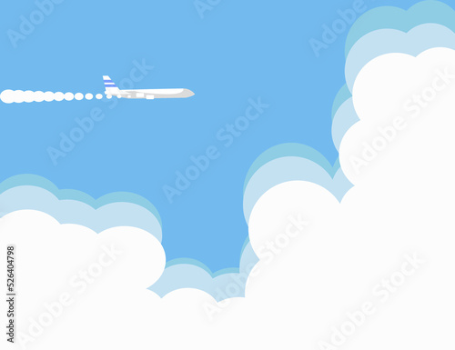 Flugzeug fliegt in den Wolken und zeiht Kondensstreifen hinter sich her.