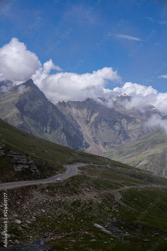 Fototapeta premium landscape with clouds in Manali India
