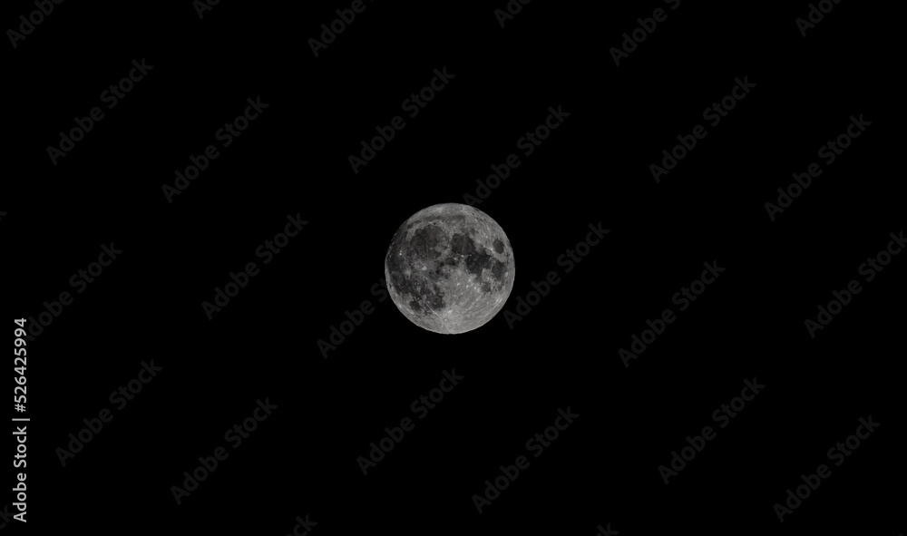 Obraz premium Astronomical photograph of the moon perfectly detailed with its craters on a totally black background.