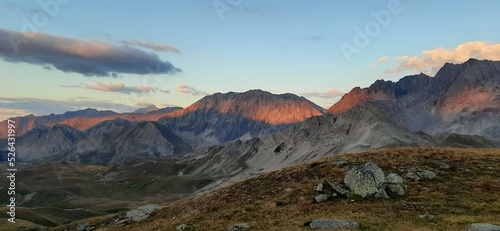 Fototapeta Naklejka Na Ścianę i Meble -  Couché de soleil dans les Alpes