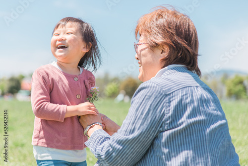 Canvastavla おばあちゃんに花を渡す子供（幼児・笑顔）