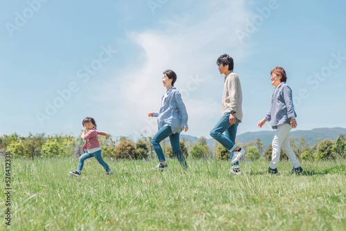 草原を歩く日本人家族（横顔） 