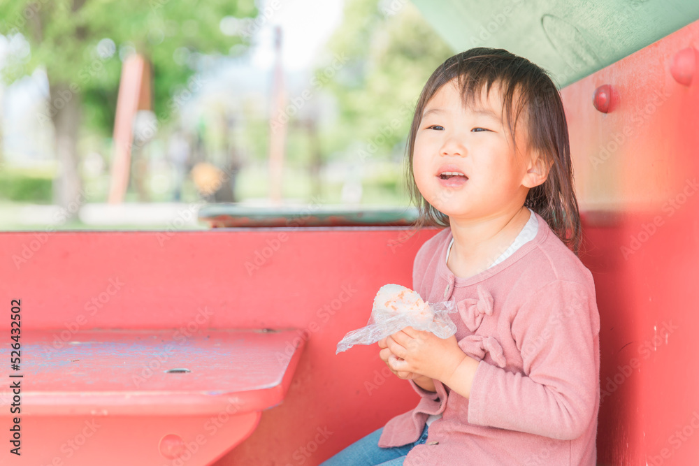 おにぎりを食べる日本人の子供（幼児）
