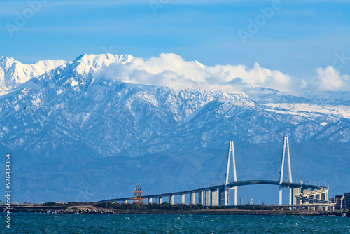 冬の立山連峰と新湊大橋