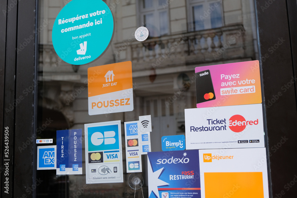 Vannes France 28 Ao t 2022 Stickers Sur Une Porte De Restaurant 