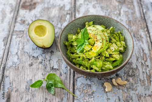Veganer Rohkostsalat mit Spitzkohl, Gurke und Spinat-Zitronen-Pesto (Low Carb)