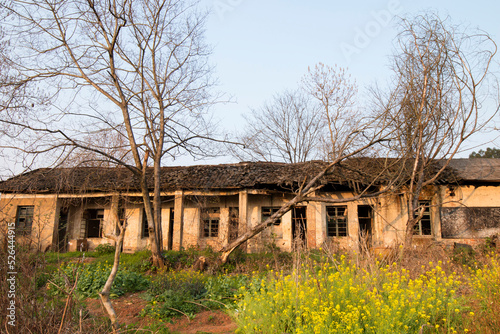 old house in the field © 尹戬