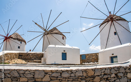 Alte Windmühlen Kato Mili Die malerische Hauptstadt Chora bekannt als Mykonos-Stadt auf der beliebten Kykladeninsel Mykonos, Griechenland