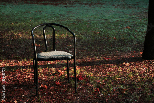 Silla vieja abandonada en el parque, donde los pensionados se sentaban, después de la muerte de algunos  por covid .
