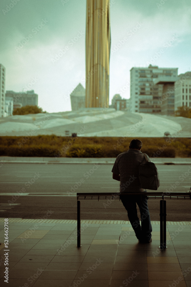 Hombre esperando al bus Hombre esperando al bus