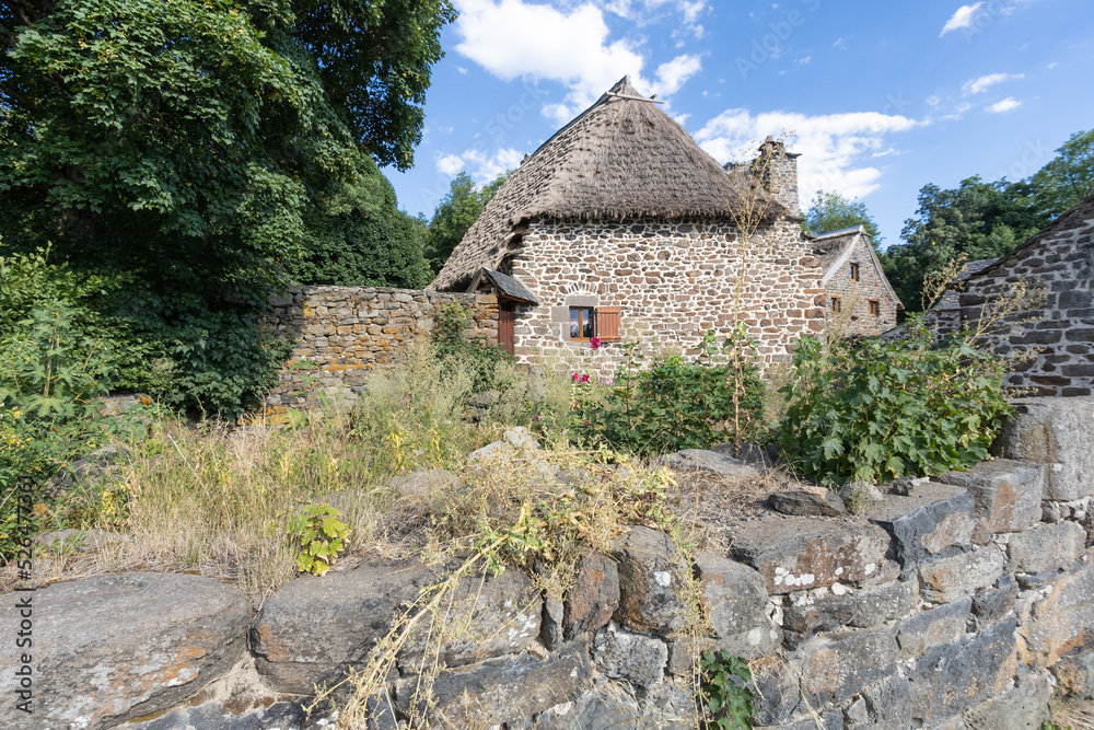 anciennes chaumières dans le hameau de Bigorre à Saint-Front en Haute Loire en france